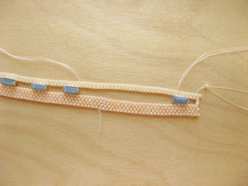 модные браслеты из бисера и камней