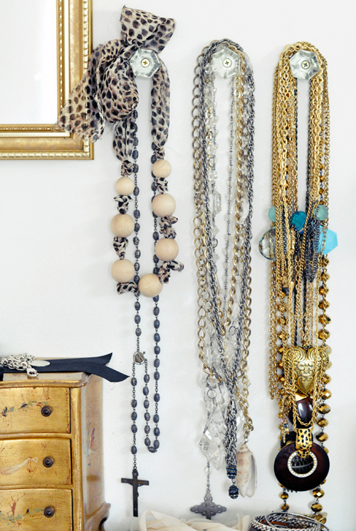 яркие бусы из бусин и лент