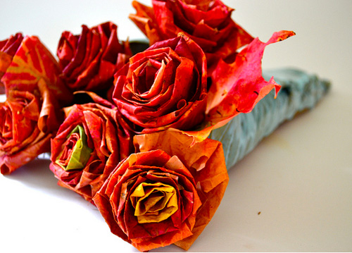 букет цветов розы из листьев